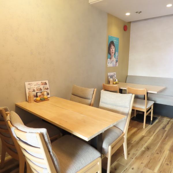 明るく広々とした落ち着きのあるテーブル席をご用意しております！ゆったりと座れるソファー席などもございますので、時間を忘れてお寛ぎいただけます♪ランチタイムも営業しておりますのでママ友とのお集まりなどにも是非ご利用ください！【海老名/居酒屋/海鮮/宴会/飲み放題/忘年会/新年会/歓送迎会/飲み会/貸切】