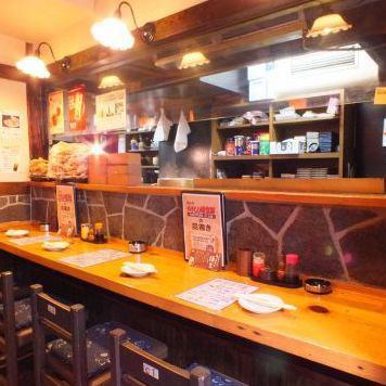 美味しい食べ方を直接店長に聞けるオープンカウンターは大人気！