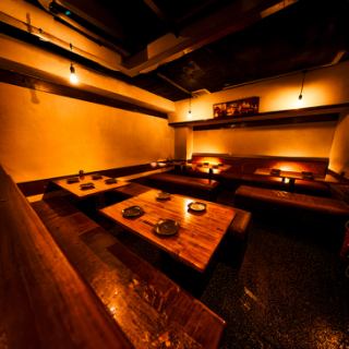 広々としたテーブル席で、楽しいひとときをお過ごしください。大人数での集まりやパーティーにも対応できるため、家族や友人との特別な時間にぴったりです。美味しい料理を囲んで、楽しい会話と共に心地よい時間を過ごせます。