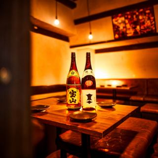上質な個室で、贅沢なひとときをお楽しみいただけます。特別な日や記念日、大切な方との時間に最適です。広々とした個室で、リラックスしながら美味しい料理とお酒を堪能できます。落ち着いた照明とインテリアが、特別な時間を演出します。