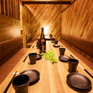 분위기 발군의 일본식 모던 테이블 개인실을 준비하고 있습니다!데이트나 접대, 연회 등, 폭넓은 시츄에이션에 이용하실 수 있습니다.