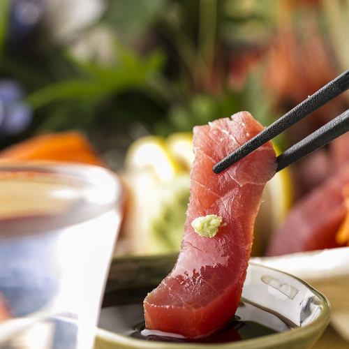 用渔港直送的鲜鱼和特制日本料理为您的宴会增添色彩！