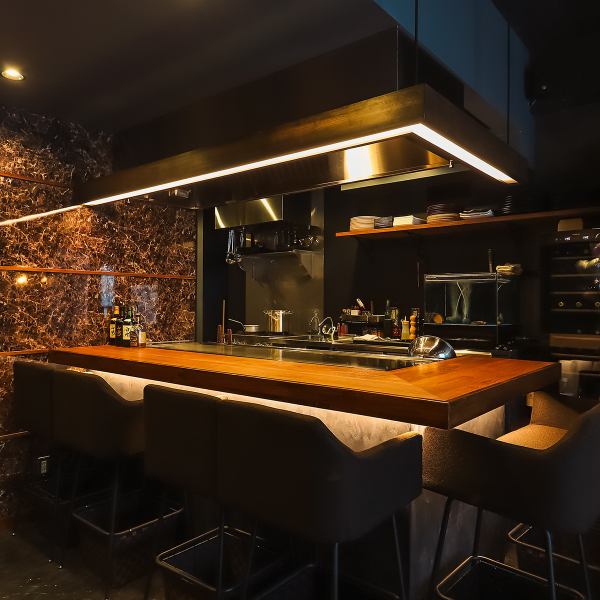 【～五感で楽しむ鉄板レストラン『鉄板焼　縁-en-』～】カウンター席ではライブ感を、テーブル席や個室では接待・会食など特別な時間をお過ごしいただけます。 記念日や誕生日には、お客様にあわせたメッセージプレートのご用意も可能です。心を込めたおもてなしで、特別な時間を演出いたします。