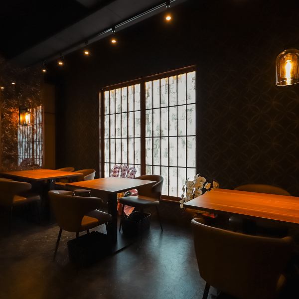 【～新宿の喧騒を離れてゆったりとしたひとときを～】 新宿駅、新宿三丁目駅、西武新宿駅の各駅から徒歩3分とアクセスの良い立地にありながら、都会の喧騒を忘れさせる落ち着いた空間が広がります。時間を忘れ、五感で楽しむお食事体験をご堪能ください。