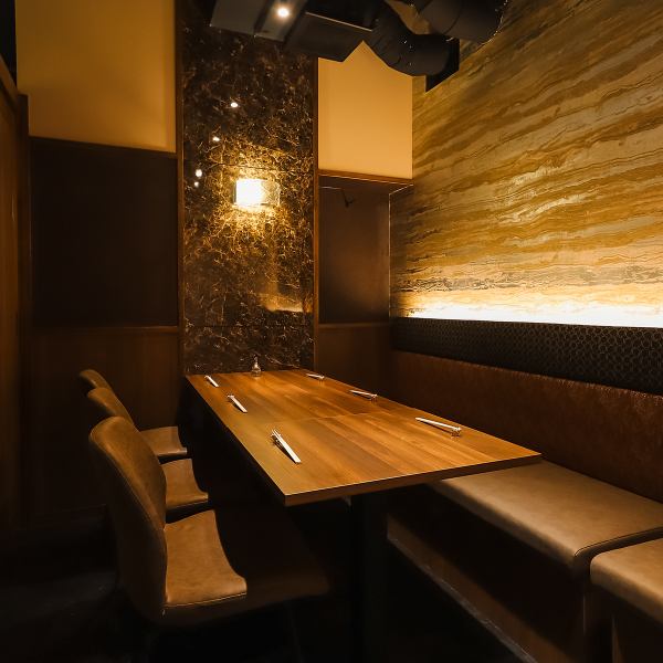 【～プライベートな個室席もございます～】店内には個室席も完備。接待や会食など、周りを気にせずお食事を楽しみたい時にも最適です。