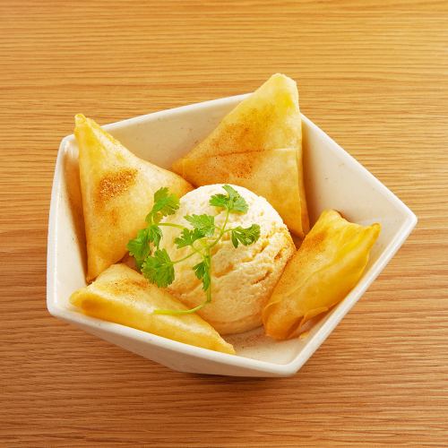 リンゴ春巻とバニラアイスのシナモンシュガーがけ