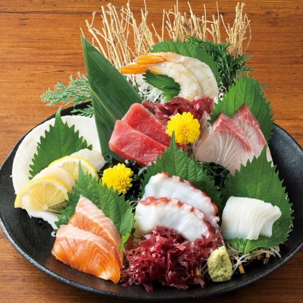 旬の厳選鮮魚をご提供！当店人気NO1の【刺身盛合せ】