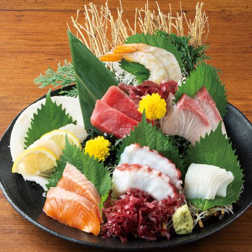 旬の厳選鮮魚をご提供！当店人気NO1の【刺身盛合せ】