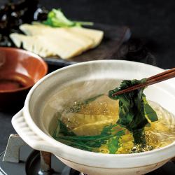 Wakame seaweed and bamboo shoot shabu-shabu