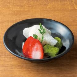 Kitaroman red bean cream daifuku and matcha warabi mochi