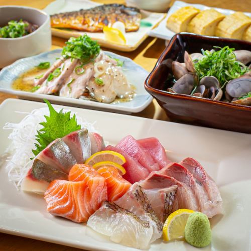 [Recommended] Directly delivered from a fishing port in Mie! Assorted sashimi: 3 types for 850 yen (tax included), 5 types for 1,300 yen (tax included)♪