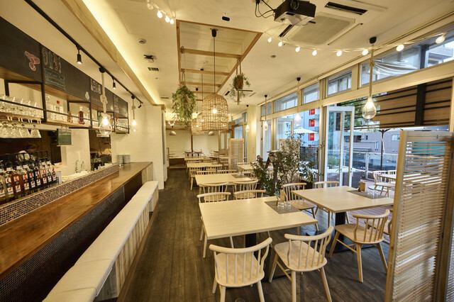 【田町、三田のおしゃれダイニング】　木のぬくもりを感じる白を基調とした店内で健康を意識したヘルシーメニューをお楽しみください。おしゃれでキレイな店内は女子会、ママ会や結婚式の2次会、もちろん貸切も大歓迎！お気軽にお問い合わせください♪