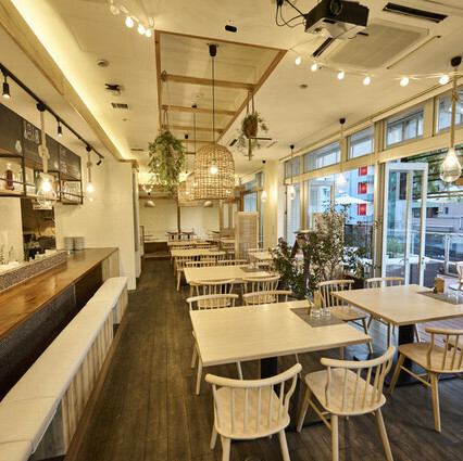【田町、三田のおしゃれダイニング】　木のぬくもりを感じる白を基調とした店内で健康を意識したヘルシーメニューをお楽しみください。おしゃれでキレイな店内は女子会、ママ会や結婚式の2次会、もちろん貸切も大歓迎！お気軽にお問い合わせください♪