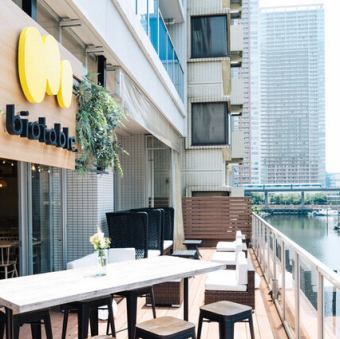 運河沿いのロケーションで、都会の真ん中とは思えないほどの開放感を味わえます◎ベビーカーを置いていただけるスペースもございます。