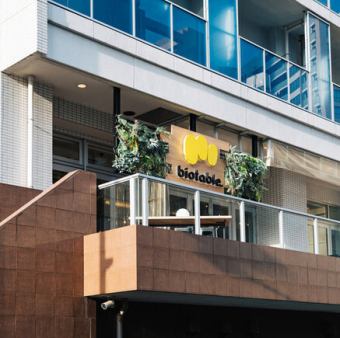 最大28名着席可能のテラス席♪大切な家族の一員であるわんちゃんと一緒に、開放的なひとときをお過ごしくださいませ。