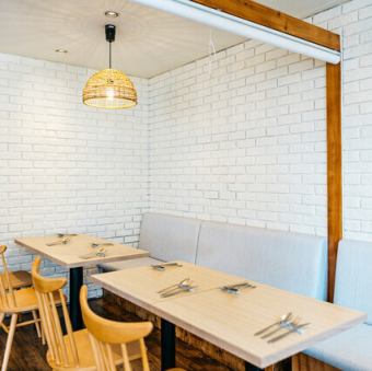 店内奥のお席は半個室として6名様または12名様でご利用可能です!家族でのお食事や女子会やママ会などに是非ご利用くださいませ。