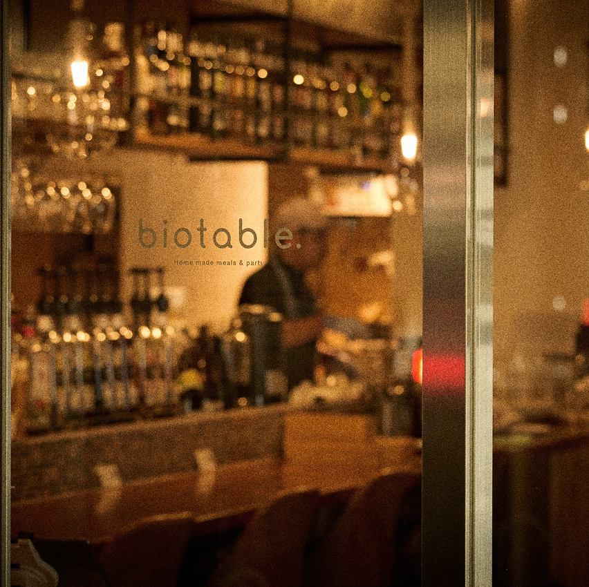 心地よい風が吹き抜けるテラスで、ヘルシー料理やワインが楽しめるおしゃれダイニング