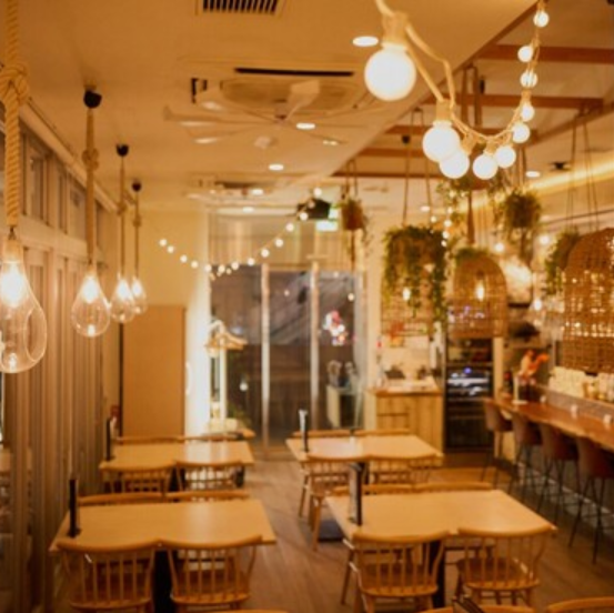 【田町、三田のおしゃれダイニング】　木のぬくもりを感じる白を基調とした店内で健康を意識したヘルシーメニューをお楽しみください。おしゃれでキレイな店内は女子会、ママ会や結婚式の2次会、もちろん貸切も大歓迎！お気軽にお問い合わせください♪