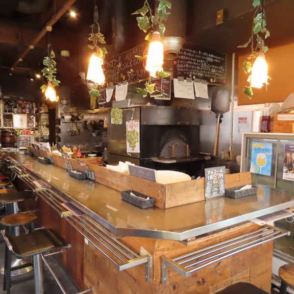 おしゃれなカウンター席は、おひとり様やデート利用に人気。スタッフとの会話を楽しみながら、気軽に一杯楽しめるのも魅力です。ゆったりとした距離感で落ち着いて過ごせるため、仕事帰りのちょい飲みにもぴったり。温かみのある照明が心地よく、リラックスした時間をお過ごしいただけます。