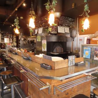 おひとりさまや仕事帰りの一杯に人気。奥のカウンターは少人数利用にも◎シーンに合わせてご利用いただけます。