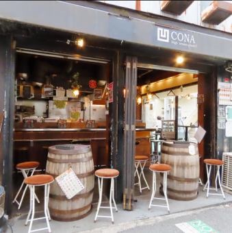 開放感たっぷりのテラス席。心地よい夜風を感じながら、焼きたてピッツァとワインで乾杯♪