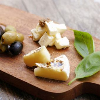 オリーブとチーズの盛り合わせ