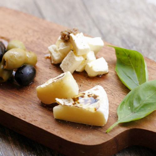 オリーブとチーズの盛り合わせ