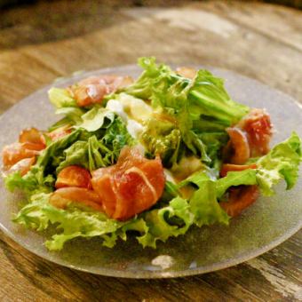 生ハムと半熟卵のサラダ