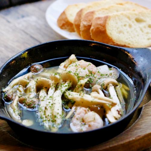 エビとキノコのアヒージョ