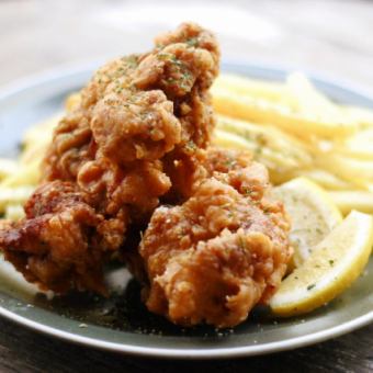 トリュフ塩のポテトフライとクリスピーチキンの盛り合わせ