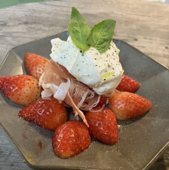 草莓、義大利燻火腿配馬斯卡彭起司