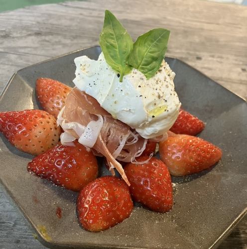 草莓、義大利燻火腿配馬斯卡彭起司