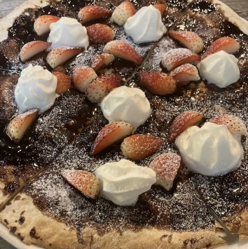 草莓和巧克力奶油披薩