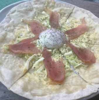 春高麗菜、義大利燻火腿和溏心蛋披薩