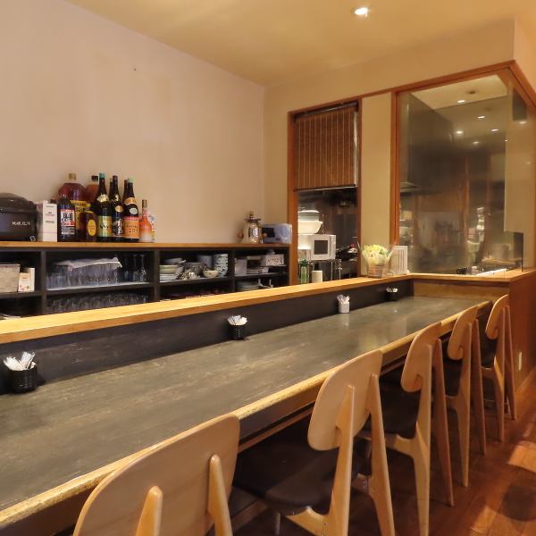 【カウンター席で気軽に料理とお酒をご堪能いただけます♪お一人様大歓迎！】カウンター席はゆとりがあるつくりとなっており、圧迫感がなく、ゆったりとお食事をお楽しみいただけます。デートなど少人数のご来店では横並びにご利用していただけるほか、お一人様のサク飲みなどにもピッタリです。お気軽にお越しください◎