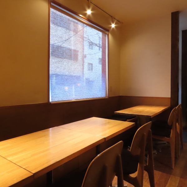 【店内はお洒落な癒しの和風テイスト、老若男女を問わずご利用しやすいお店です◎】和風のつくりで統一された店内はお洒落でモダンな空間。居心地が良く、落ち着いた雰囲気が自慢です！デートや女子会などのお洒落なシーン、またはご宴会等にご利用いただけるほか、お子様連れの方も家族でごゆっくりお寛ぎいただけます♪