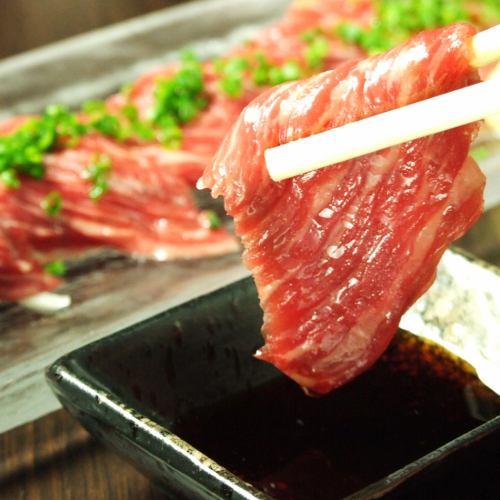 Popular menu! “Directly delivered from Kumamoto! Finest horse sashimi”