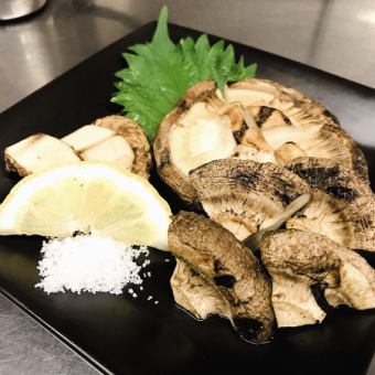 徳島しいたけのしぃちゃん炭火焼。日々のおすすめの一例です。