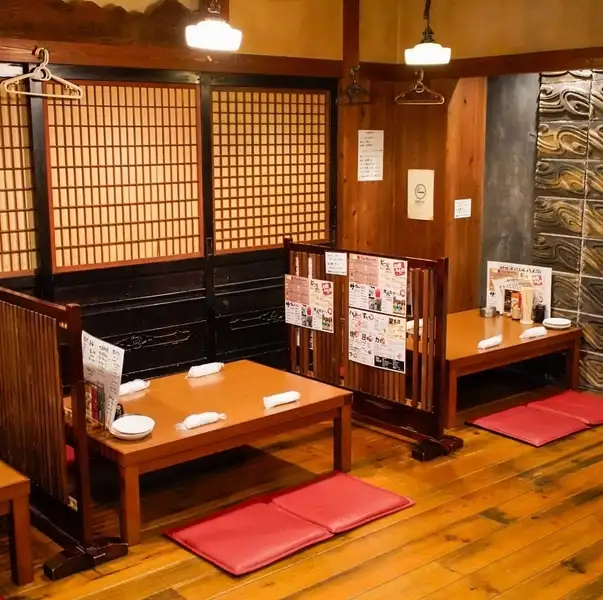 程よい照明具合や、懐かしい雰囲気がついつい長居してしまいたくなる4名半個室空間！語らいの時間に♪[ご注意ください]未成年の方を含まれるご予約・ご来店はお受けできかねますので、予めご了承ください。