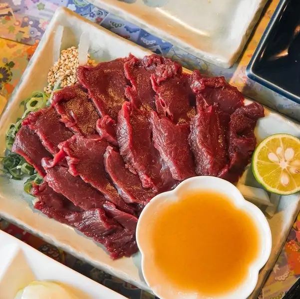 『徳島の地肴、野菜、お肉を、お酒とご一緒に。』税抜330円～