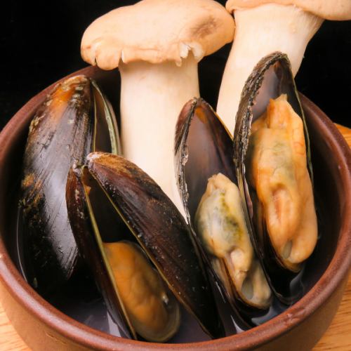 Ajillo with mussels and mushrooms