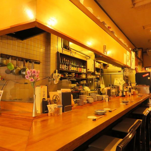 The interior is a beautiful and cozy space.You can have a conversation with the cheerful and friendly staff and drink at the counter