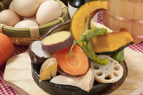제철을 먹자! 12 종 야채의 돌 구이 정식