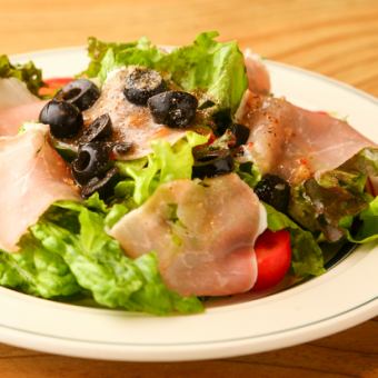 Green salad with raw ham and seasonal vegetables