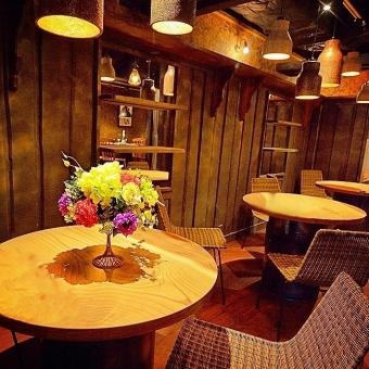 像咖啡館一樣的時尚圓桌座位♪清新的室內設計師空間也很吸引人，是一種“隱居”的氛圍！即使是少數人也可以輕鬆使用。