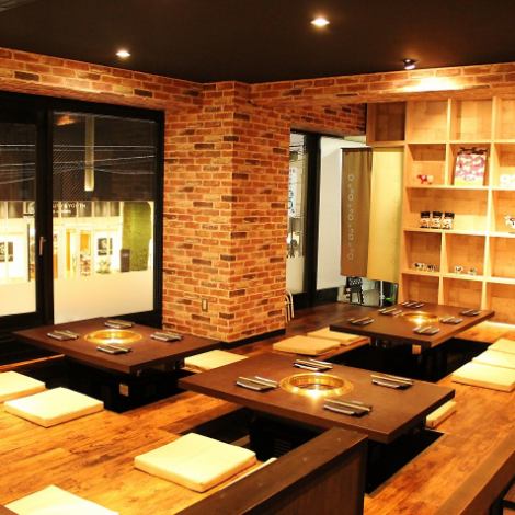 It's a stylish atmosphere that you can't think of as a yakiniku restaurant.There is a digging kotatsu tatami room, which is perfect for banquets, and a semi-private room with table seats.You can enjoy the aged meat in a fashionable atmosphere! It is also recommended for girls-only gatherings and dates ◎ Up to about 25 people can have a maximum banquet! Please feel free to contact us for reservations.