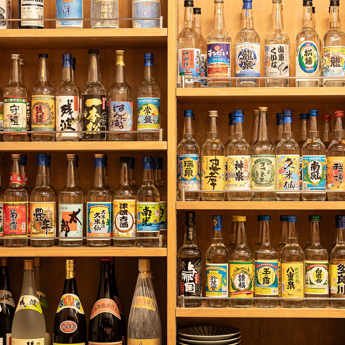 沖縄料理にあるこだわりの日本酒、泡盛、古酒等種類豊富にご用意