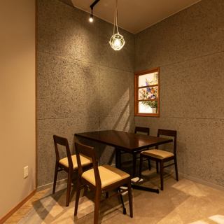 桌子可连接，方便多人聚餐。欢迎举办公司宴会等大型活动！