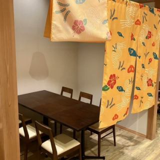 我们有两间半包厢，最多可容纳六人！这些座位很抢手，请尽早预订。