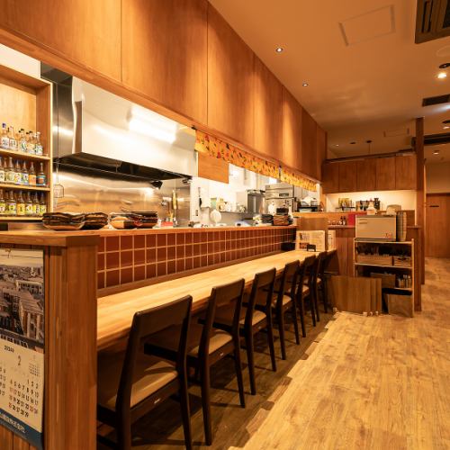 也为单人用餐者提供吧台座位。